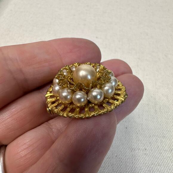 Vtg Brooch Pin WMNS Gold Tone Round Faux Pearl Round Flower Design Elegant Retro - Picture 3 of 6
